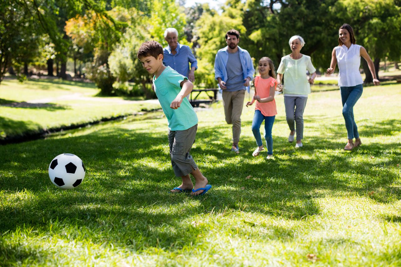 Семья играет в футбол. Семья играет в парке. Дети играют в футбол в парке. Семья играет в мяч. Картинка семья играет в парке.