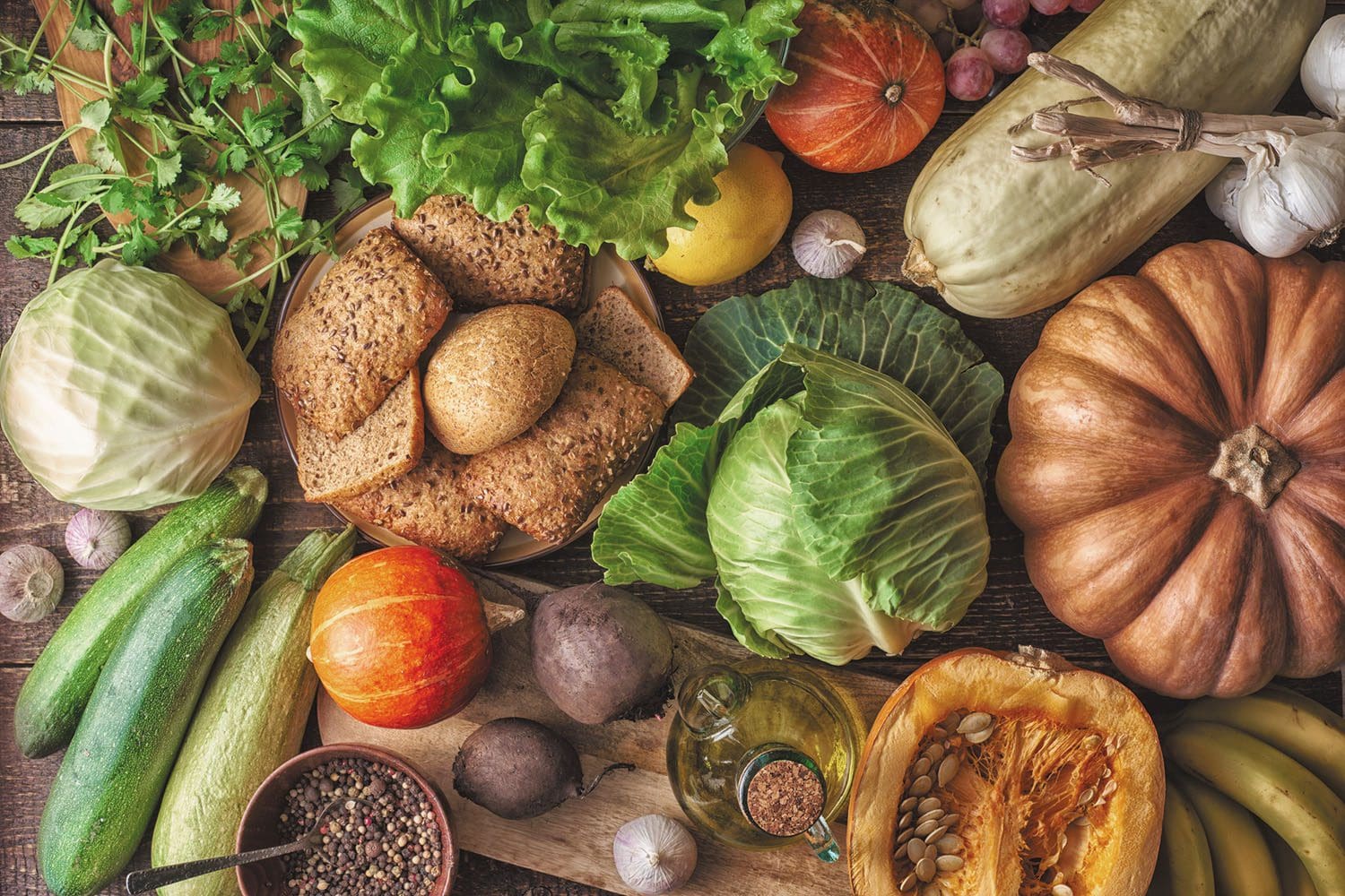 Pane integrale con diverse verdure. Concetto di cibo sano