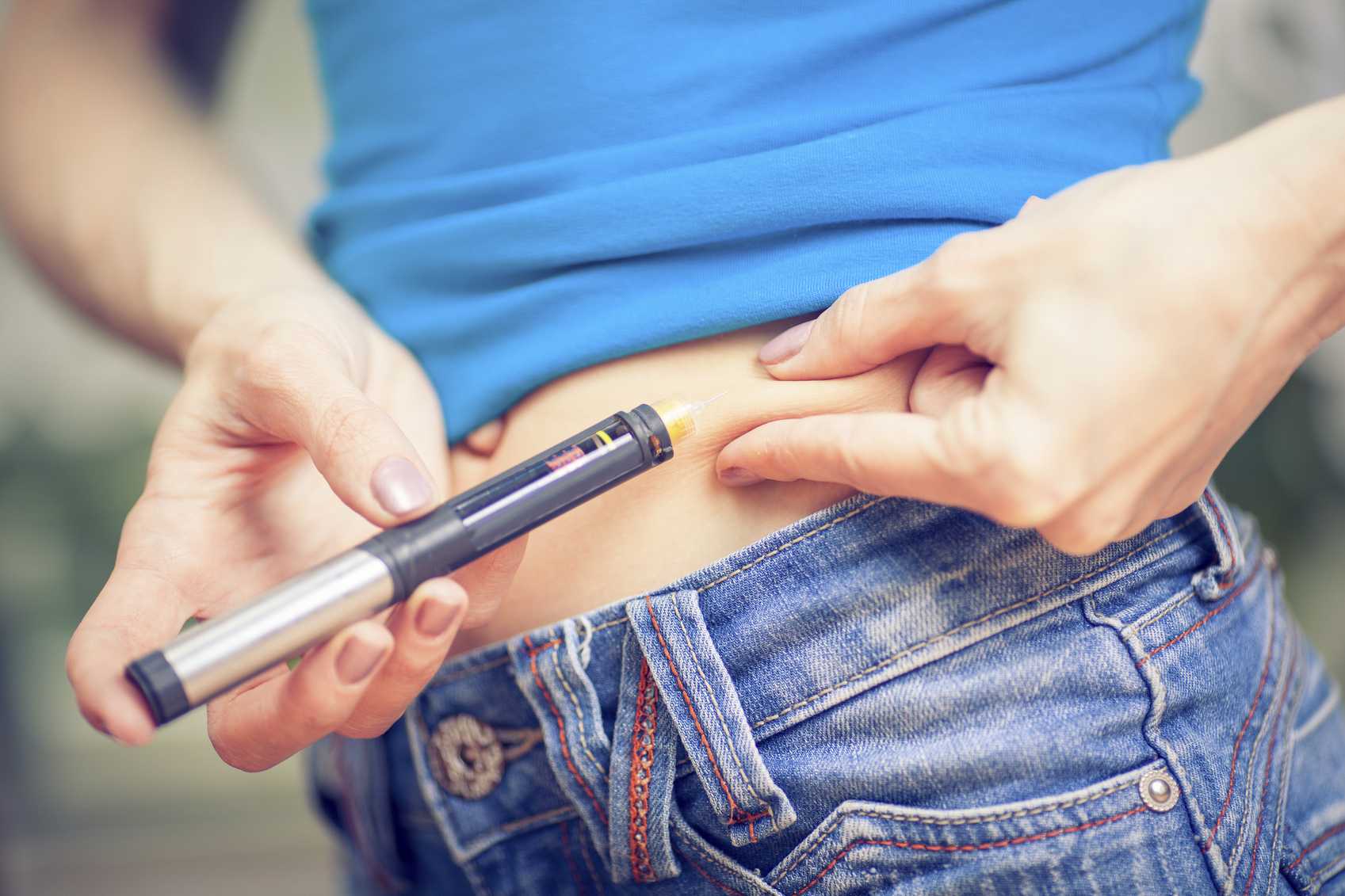 Picture-of-woman-doing-injection-with-insulin-pen_MEDIUM
